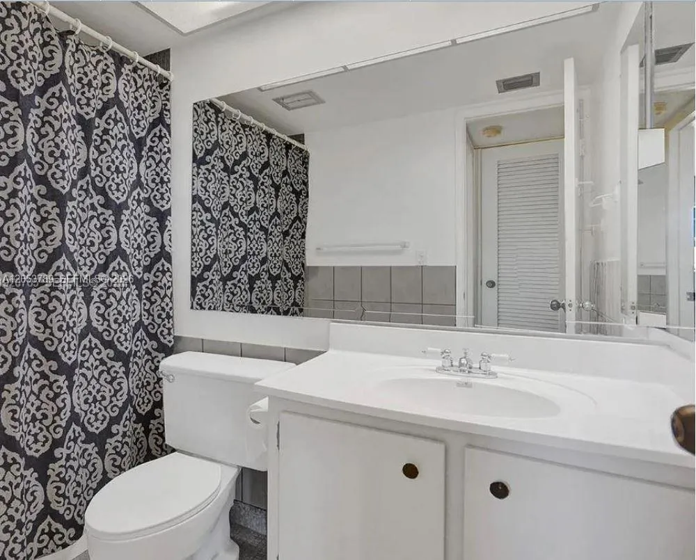 Spacious Bathroom with tub