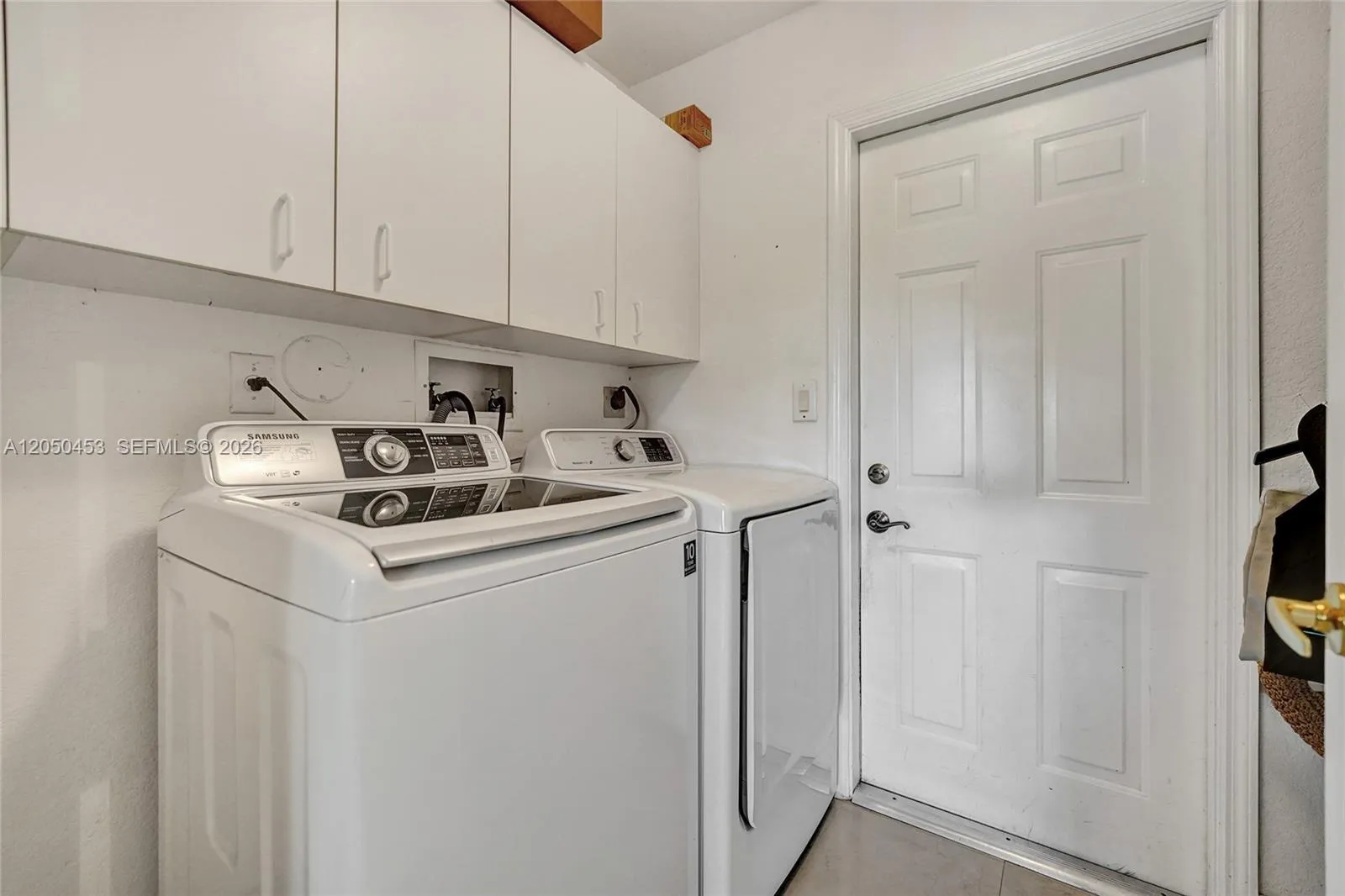 LAUNDRY ROOM DOWNSTAIRS