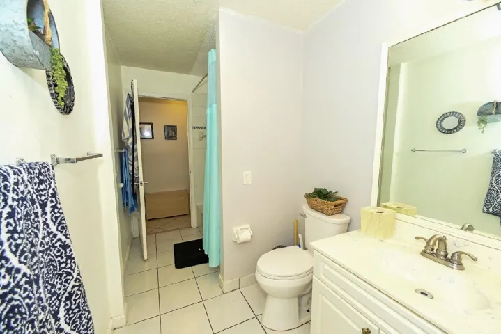 Shared bathroom w/ tub-shower combo