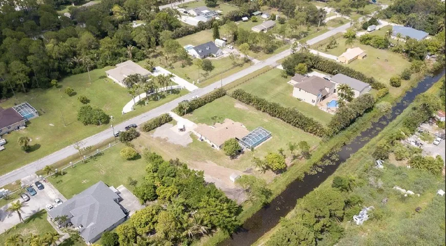 Large yard w/ canal