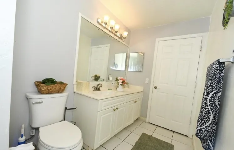 Shared bath w/ two entrances