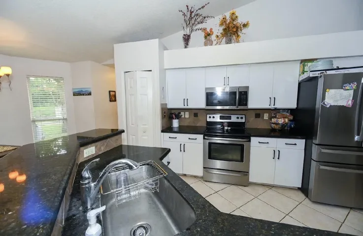 Open kitchen, SS appliances