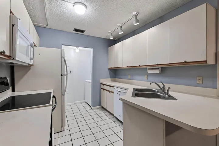 8387SECroftCir,UnitQ3(20)