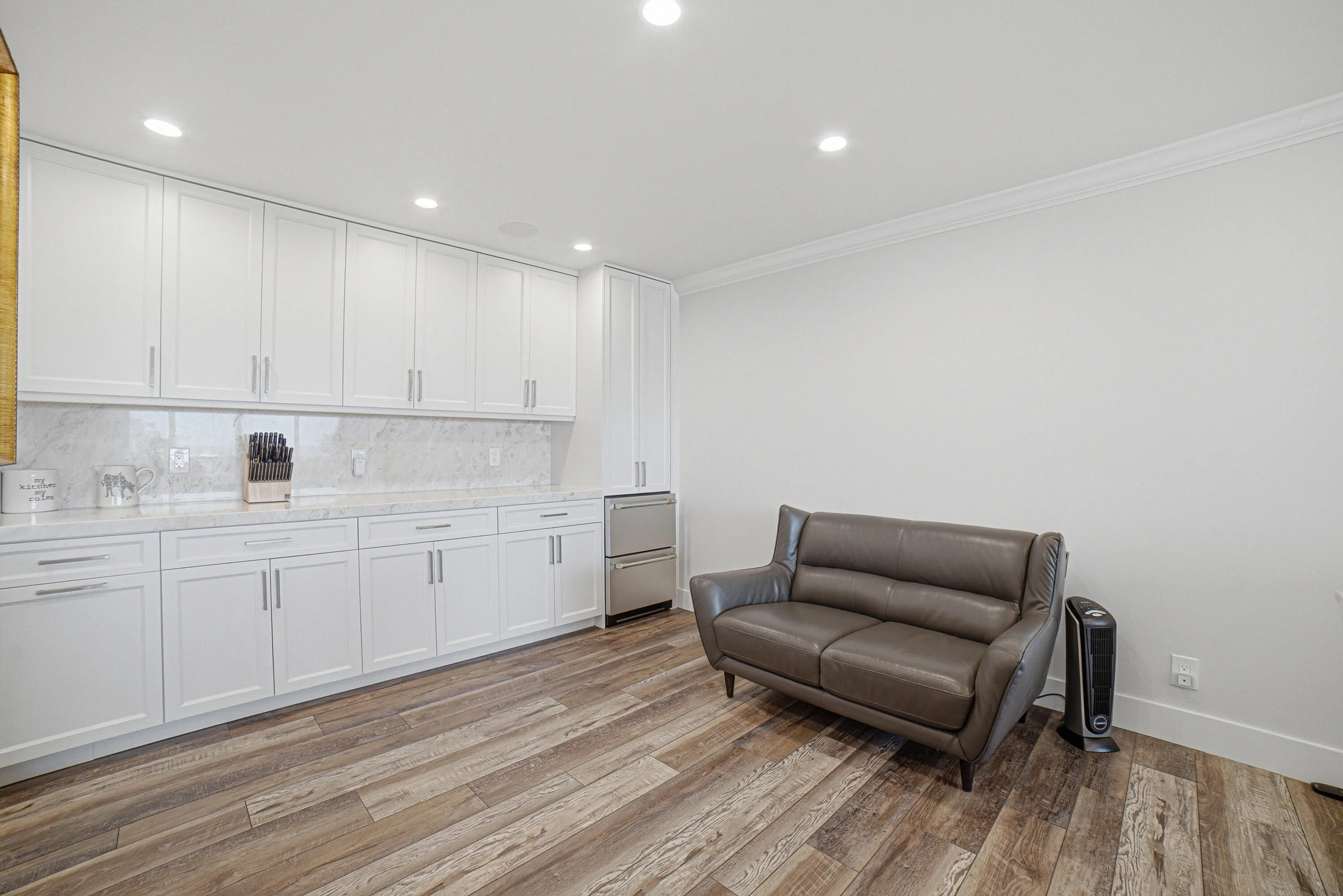 sitting area outside kitchen