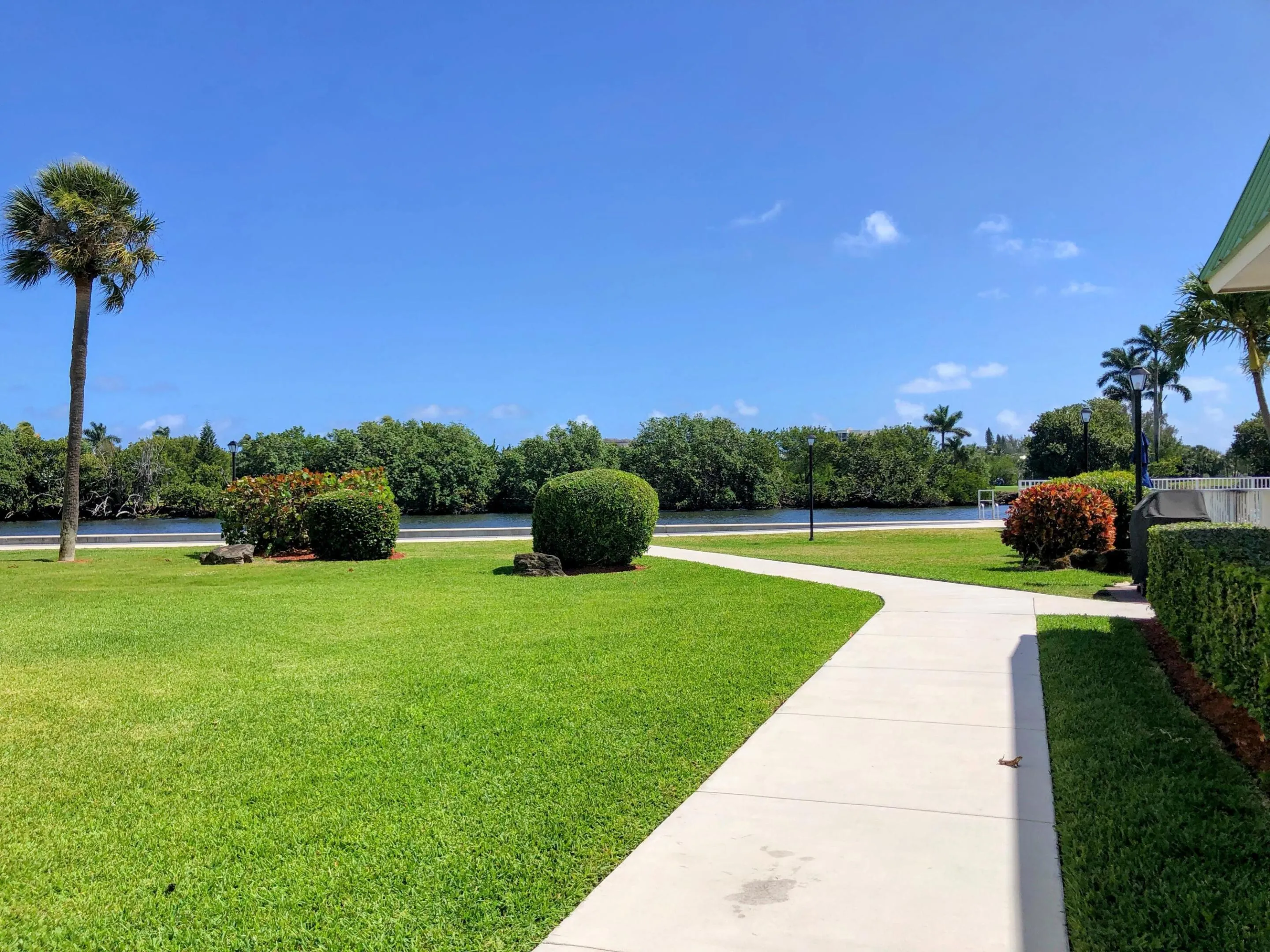WALKWAY TO INTRACOASTAL