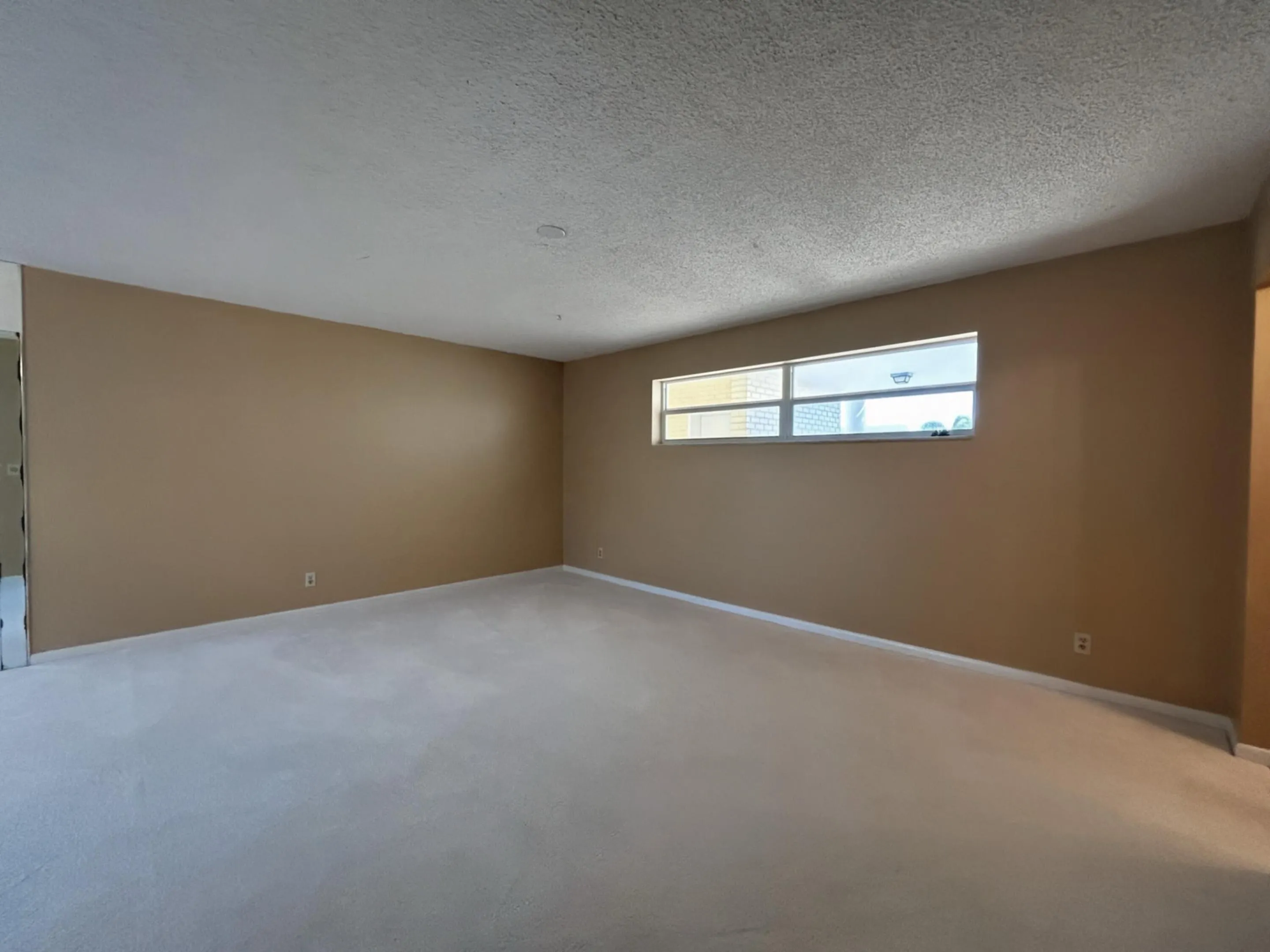 LIVING ROOM TO RIGHT