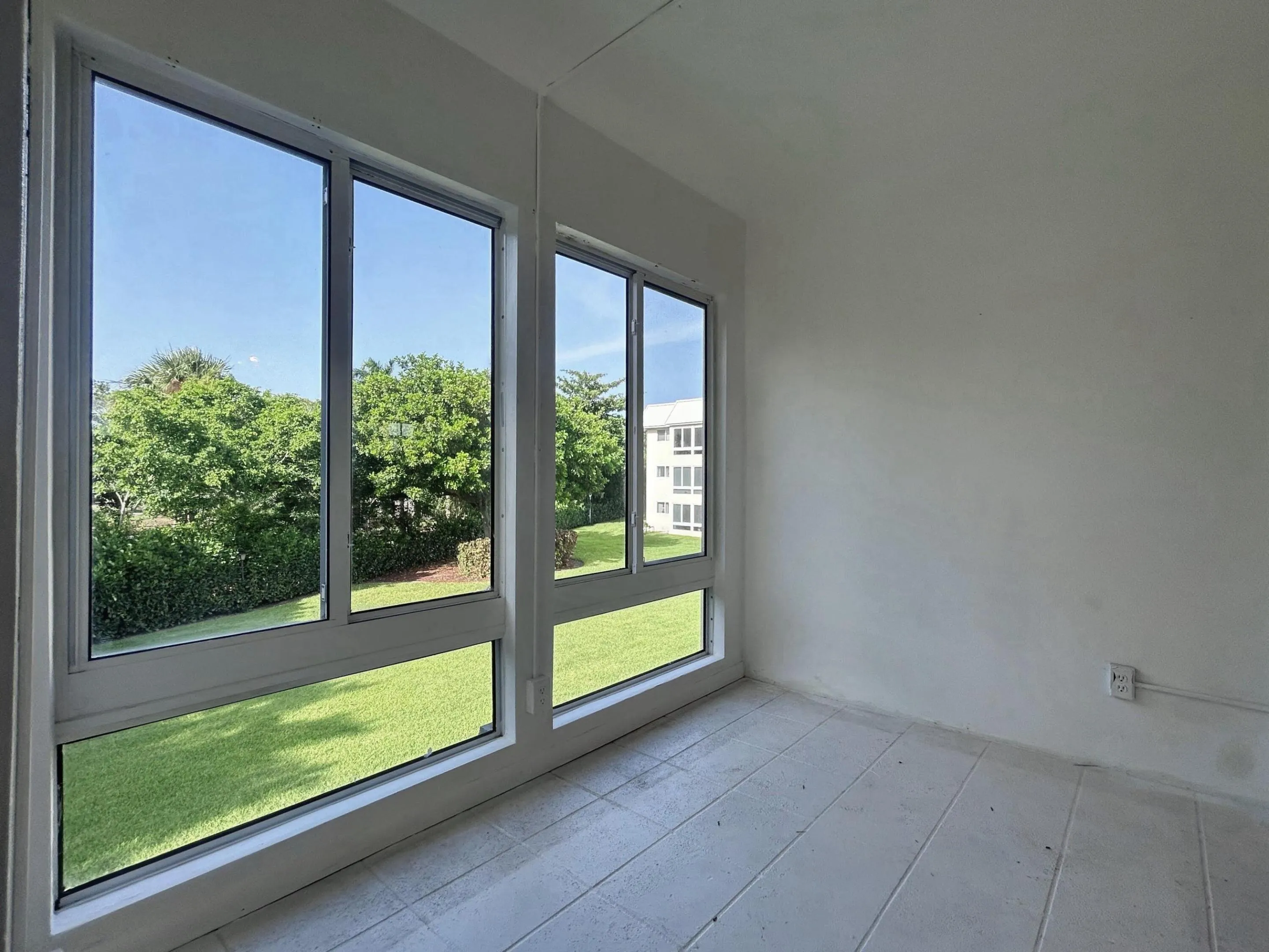 SLIDER IMPACT WINDOWS ON LANAI
