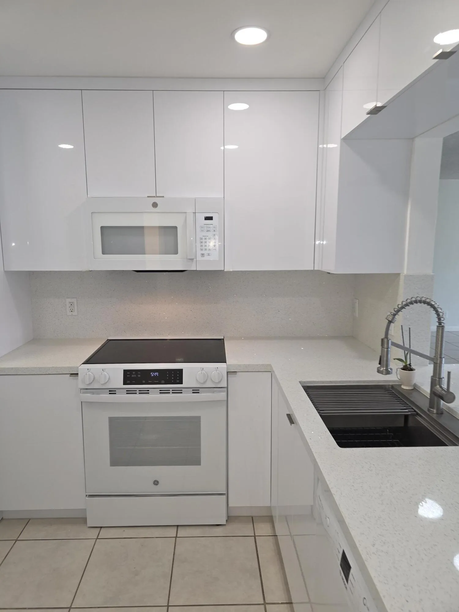 All brand new remodel kitchen with LED dimmable ligts.
