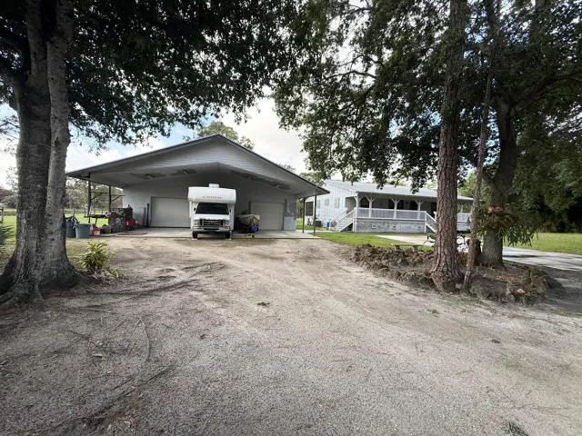 Expansive Garage/Workshop!