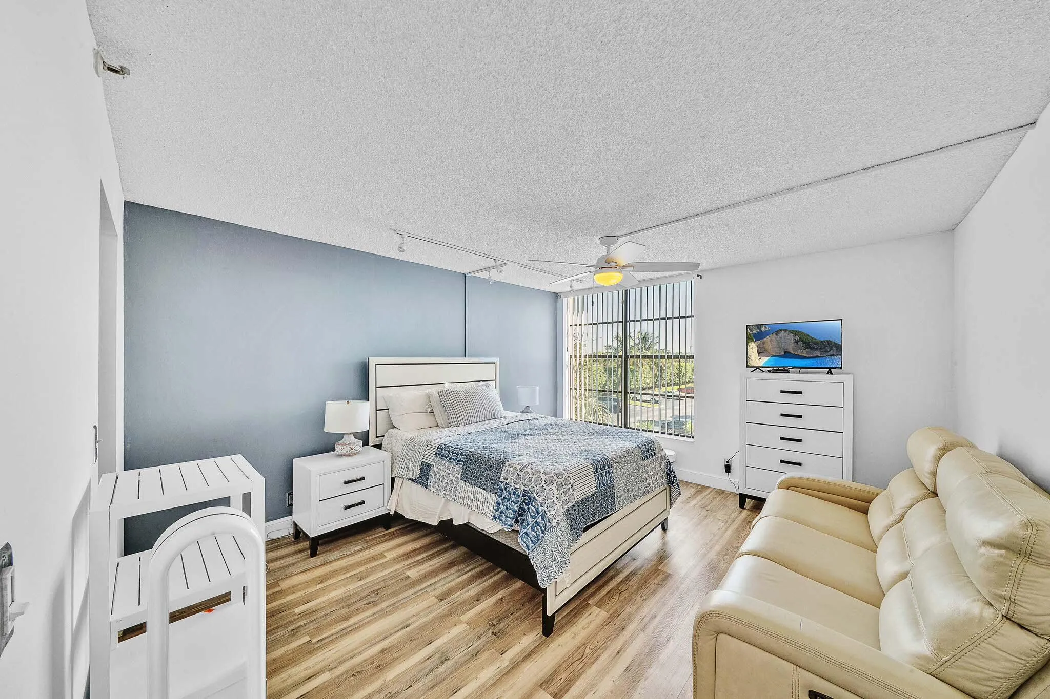 10 Primary Bedroom (3)
