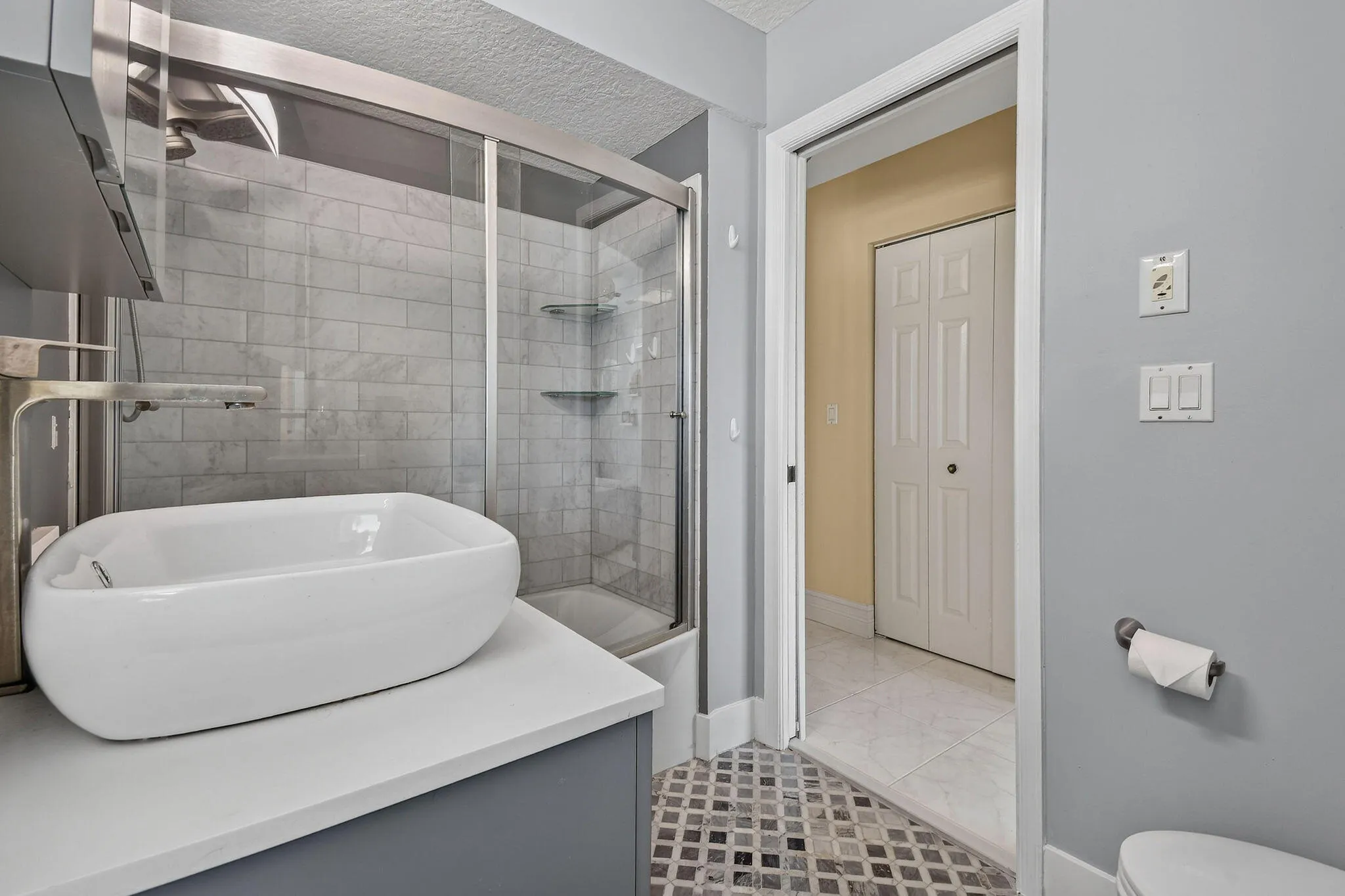 Cabana bath adjacent to bedroom 4