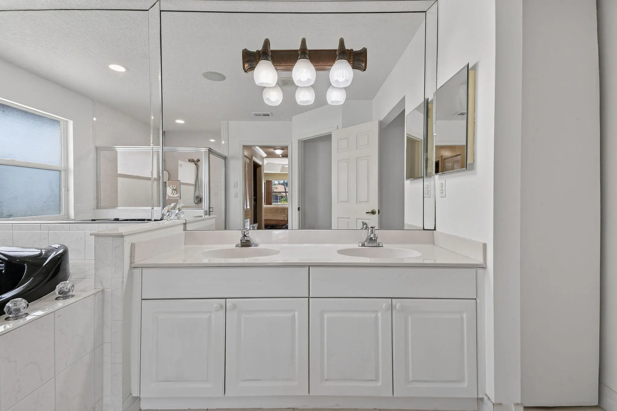 Primary bath with dual sinks.