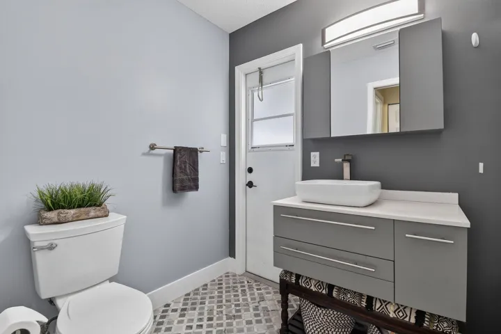 Cabana bath adjacent to bedroom 4