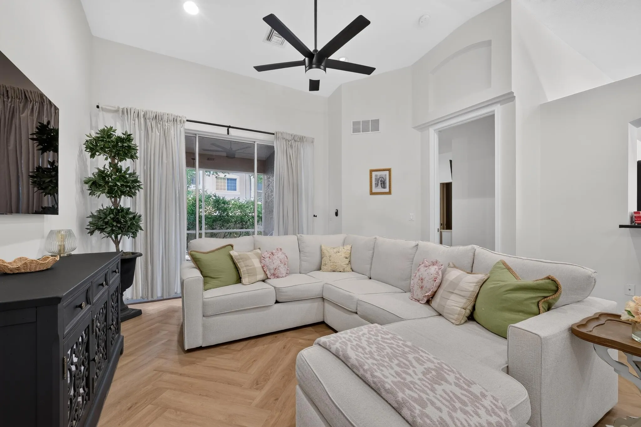 2159_Man_of_War-Living_room-0072