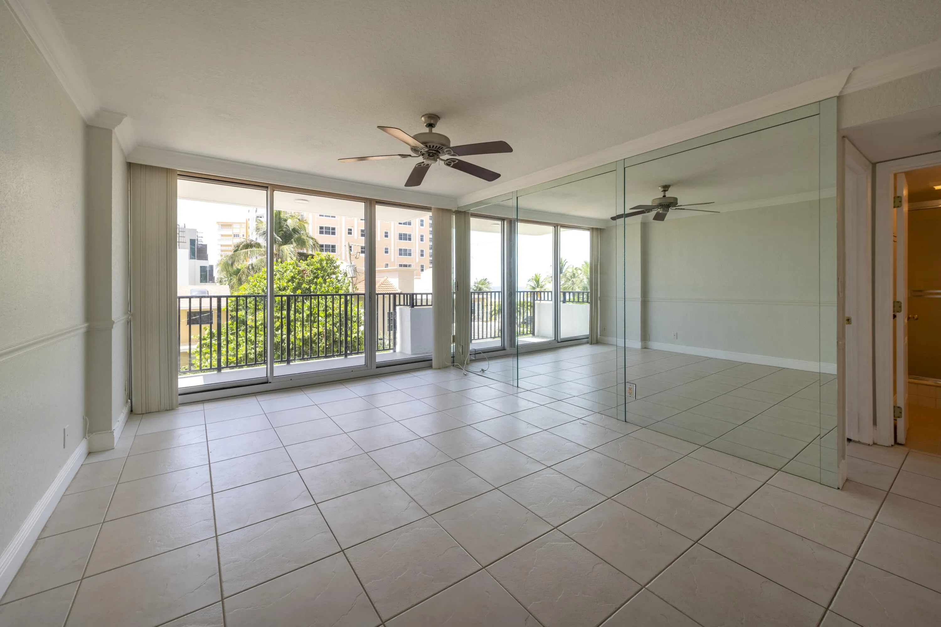Living Dining Mirror Beach Views