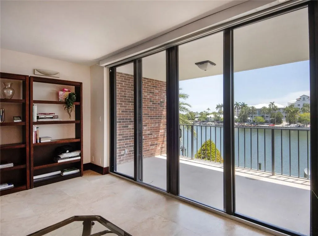 Living room with great balcony and view of Lake Mayan