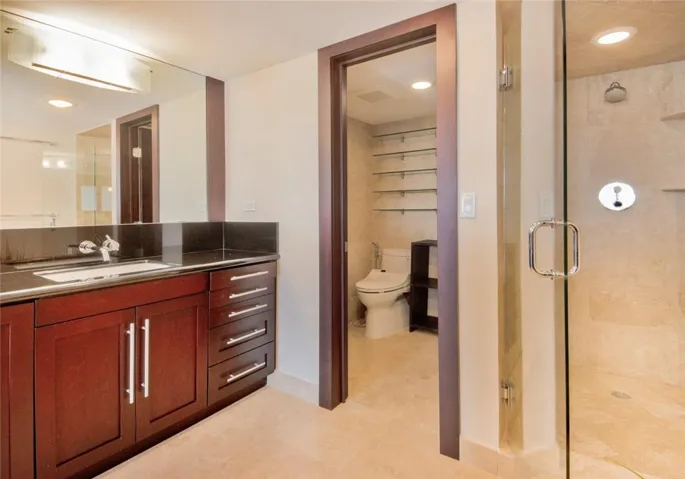 Huge en-suite master bathroom