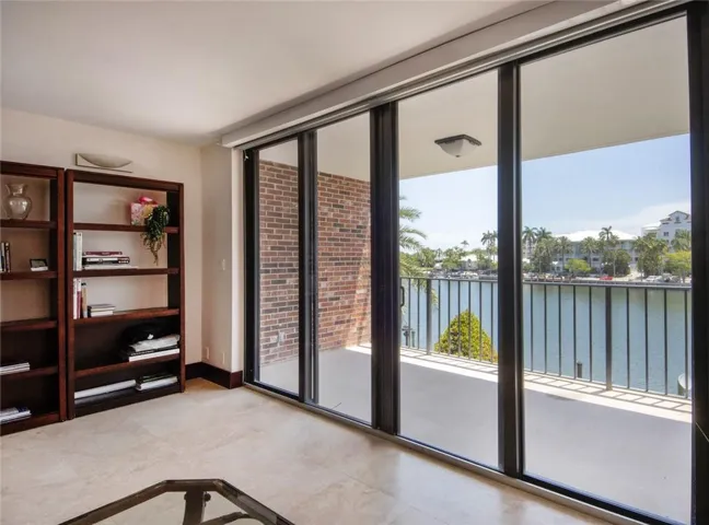 Living room with great balcony and view of Lake Mayan