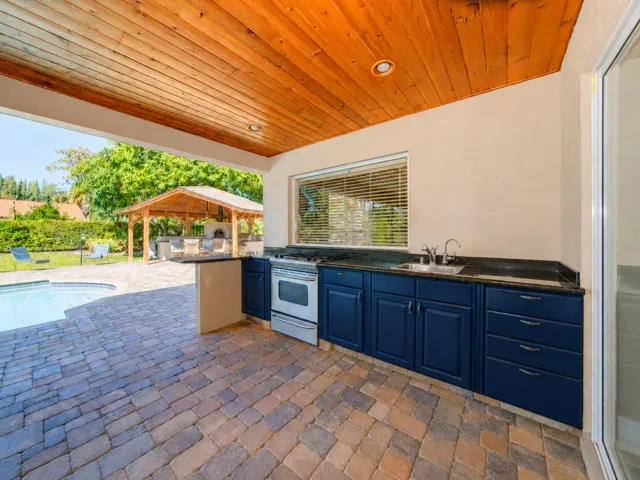 outdoor kitchen