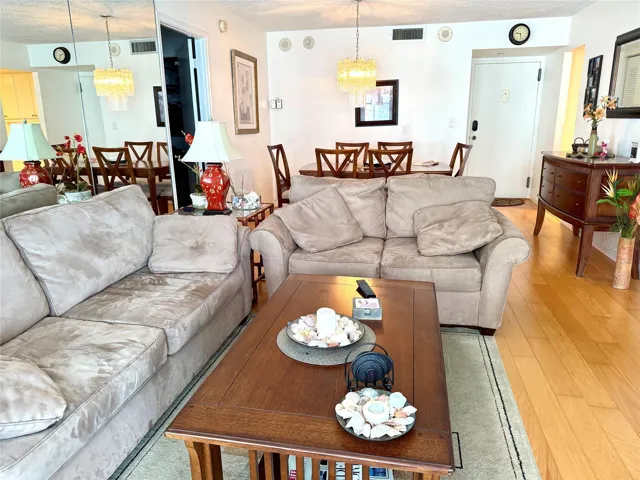 Living/dining room