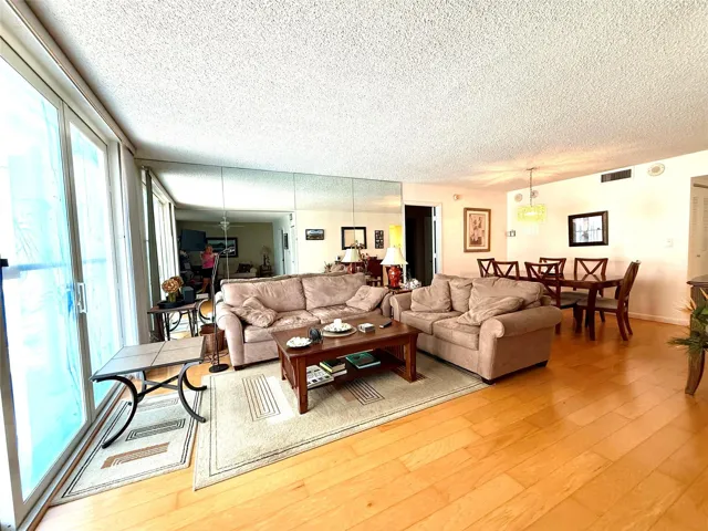 Living/dining room