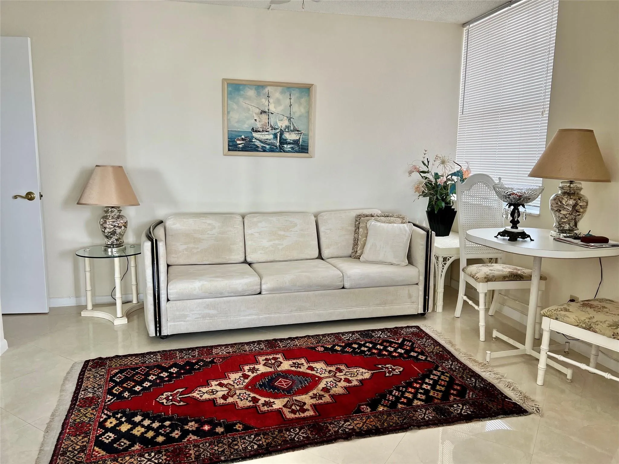 Convertible bedroom - folding screen closes it off