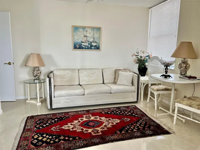 Convertible bedroom - folding screen closes it off