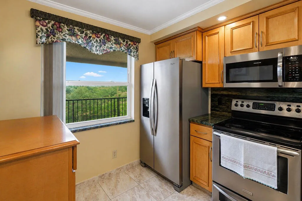 Spacious & bright kitchen