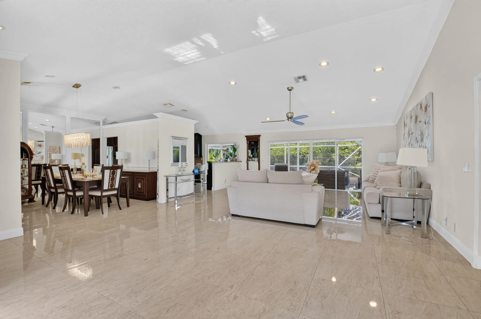 Lounge & Dining