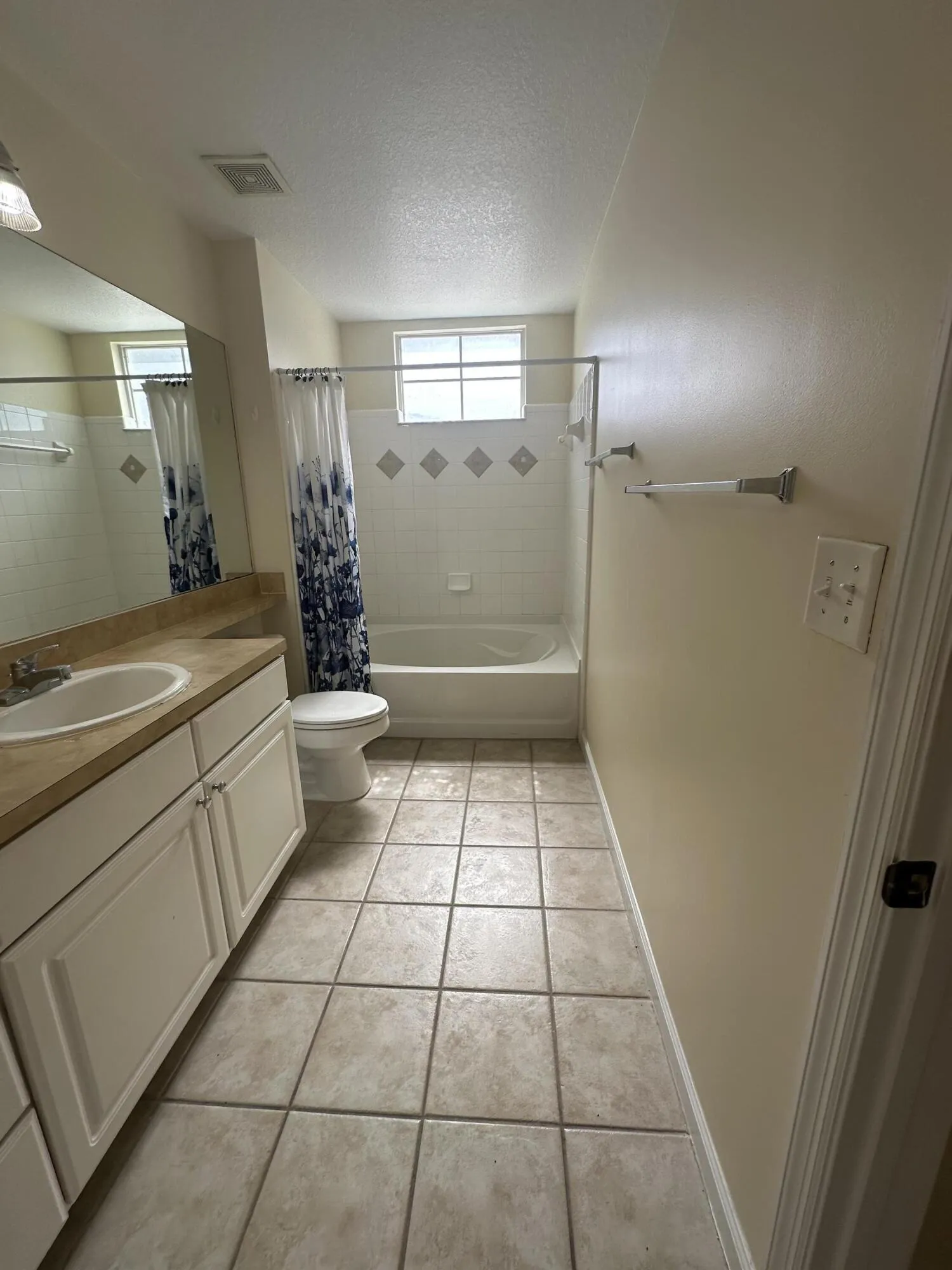Large Master Bathroom/ Garden Tub