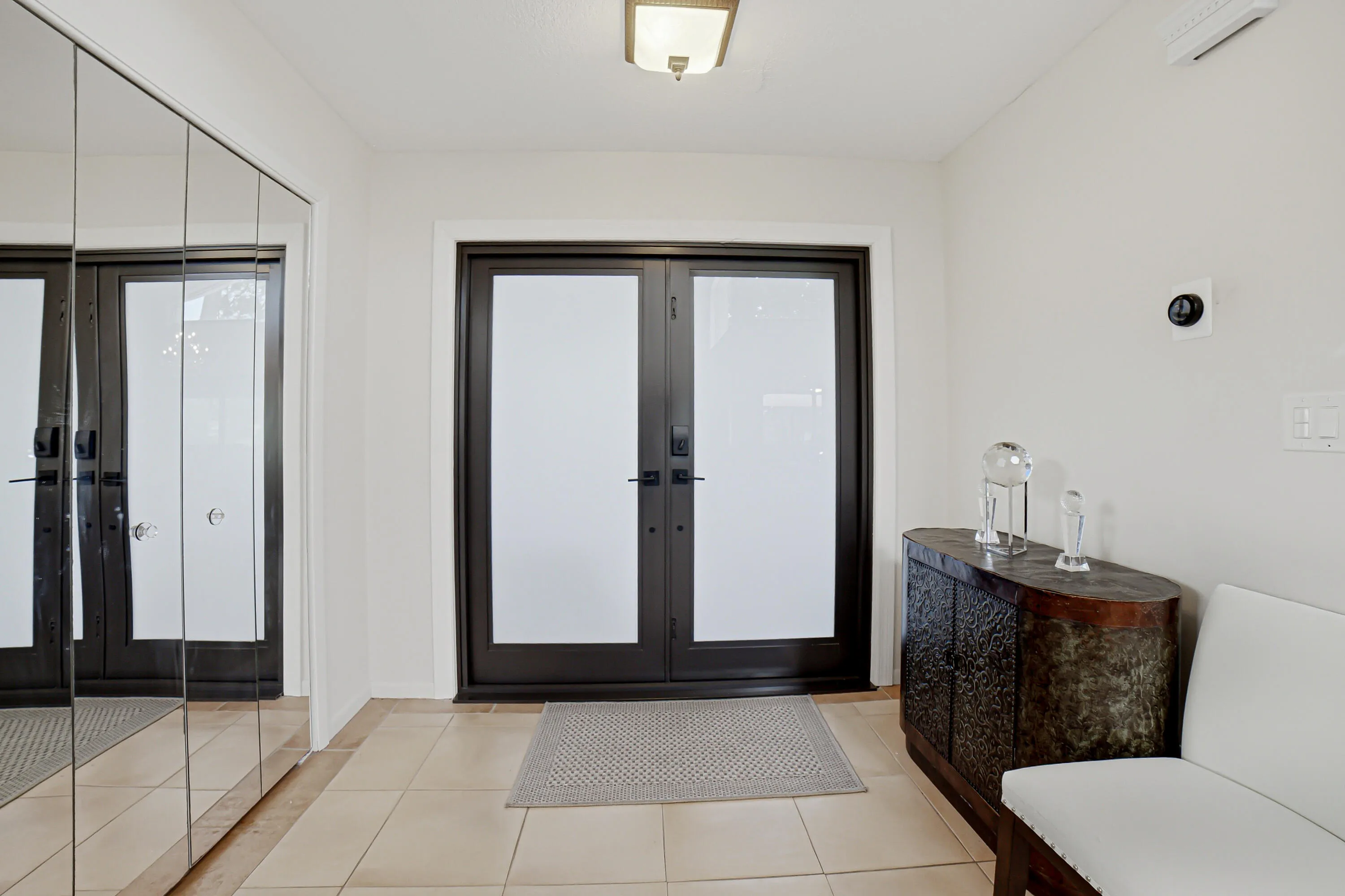 This wide foyer gives you room for plenty of decor as well as having the convenience of entry for large items.