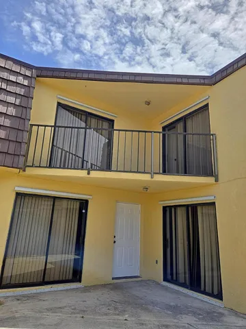 22 Springdale Courtyard