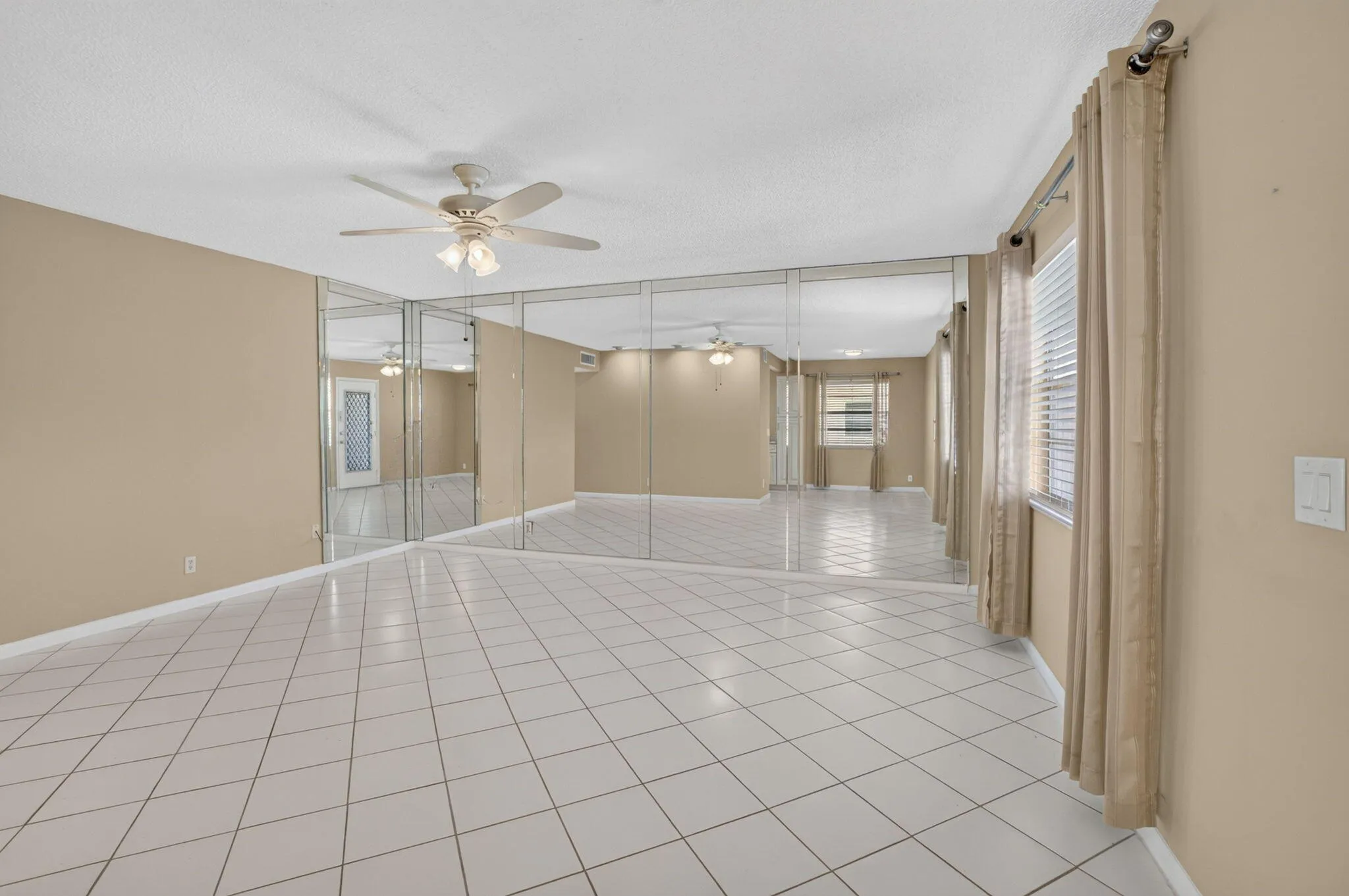 332 CAPRI G LIVING RM