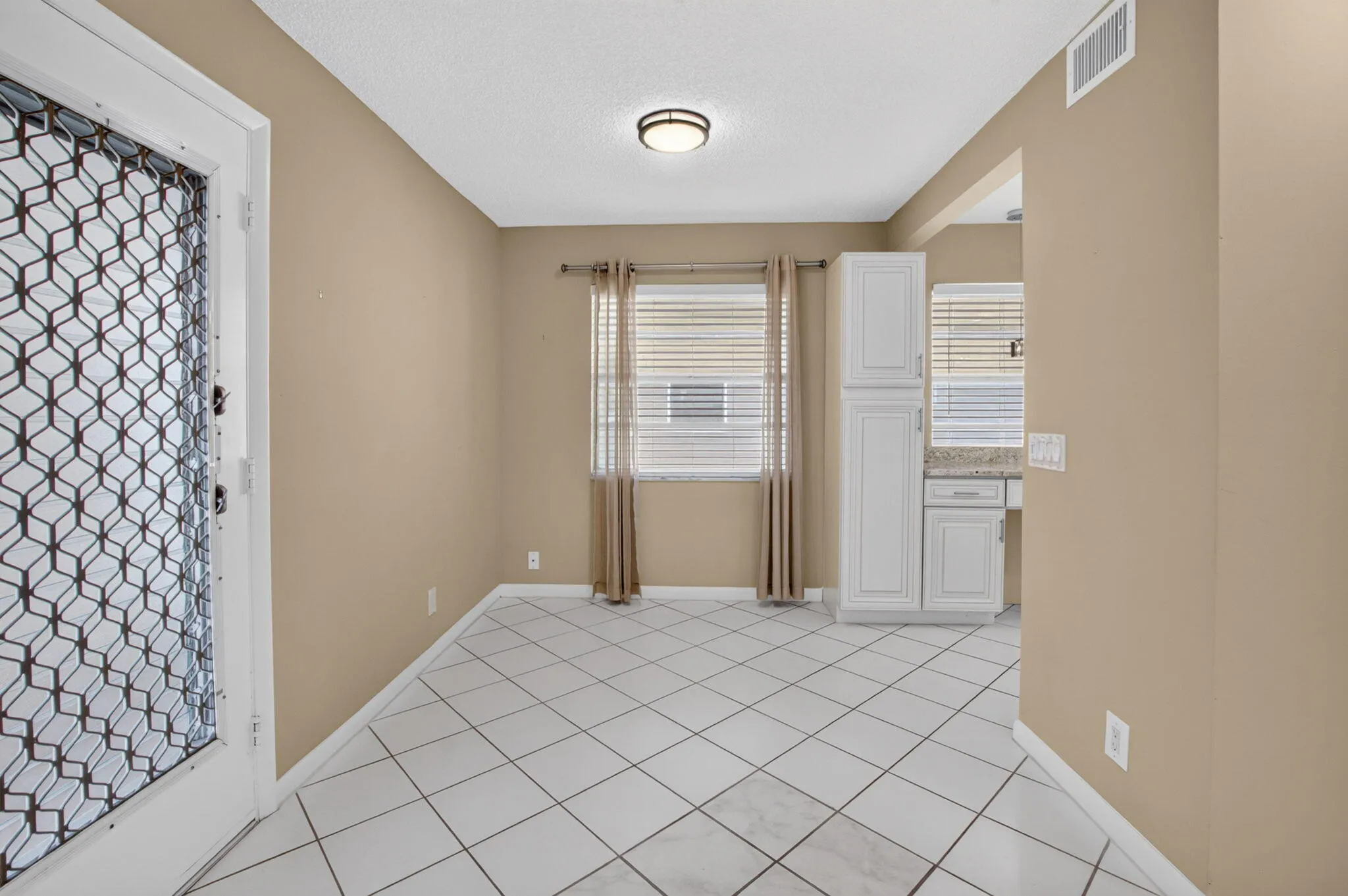 332 CAPRI G DINING AREA