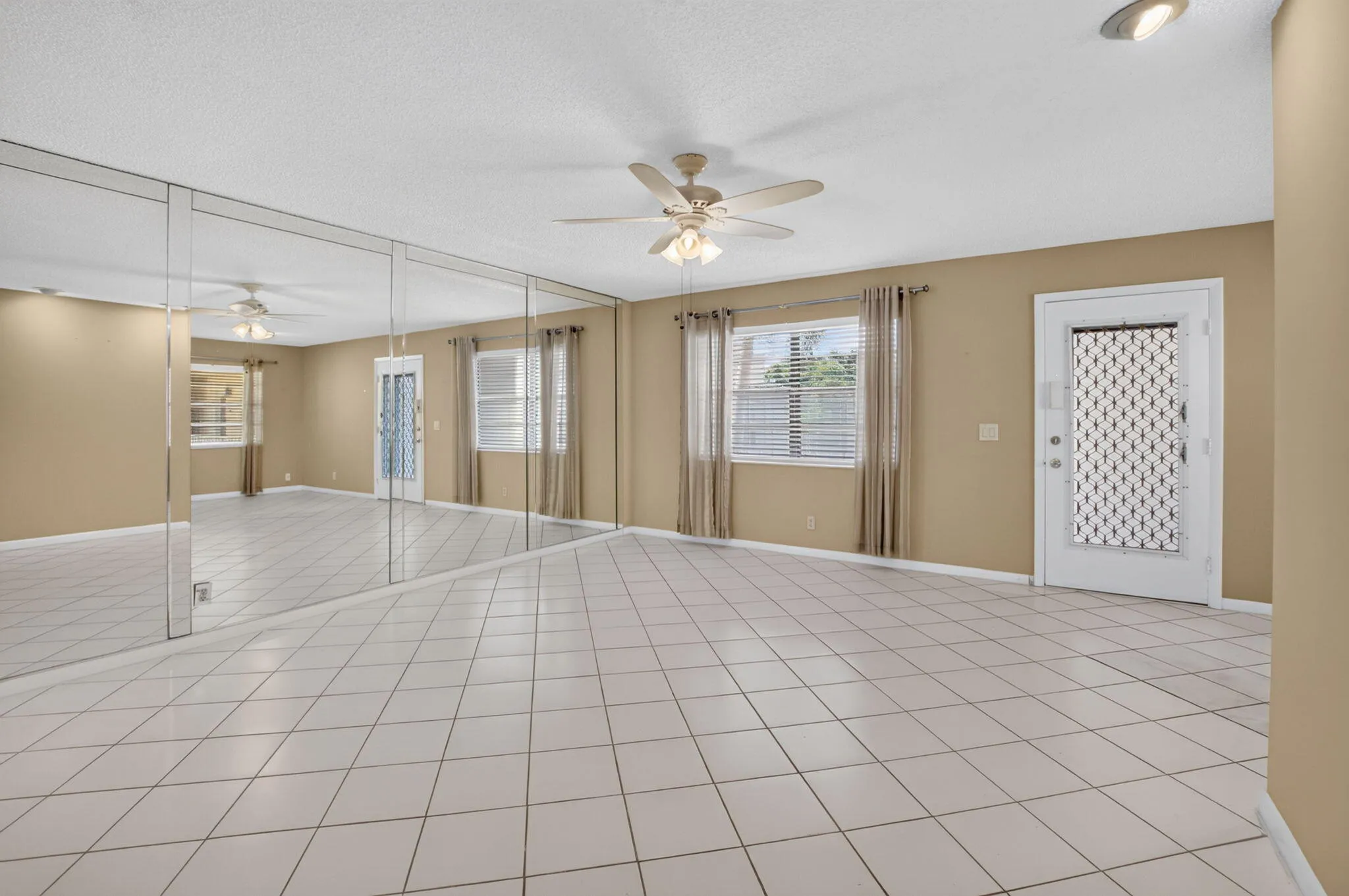 332 CAPRI G LIVING ROOM