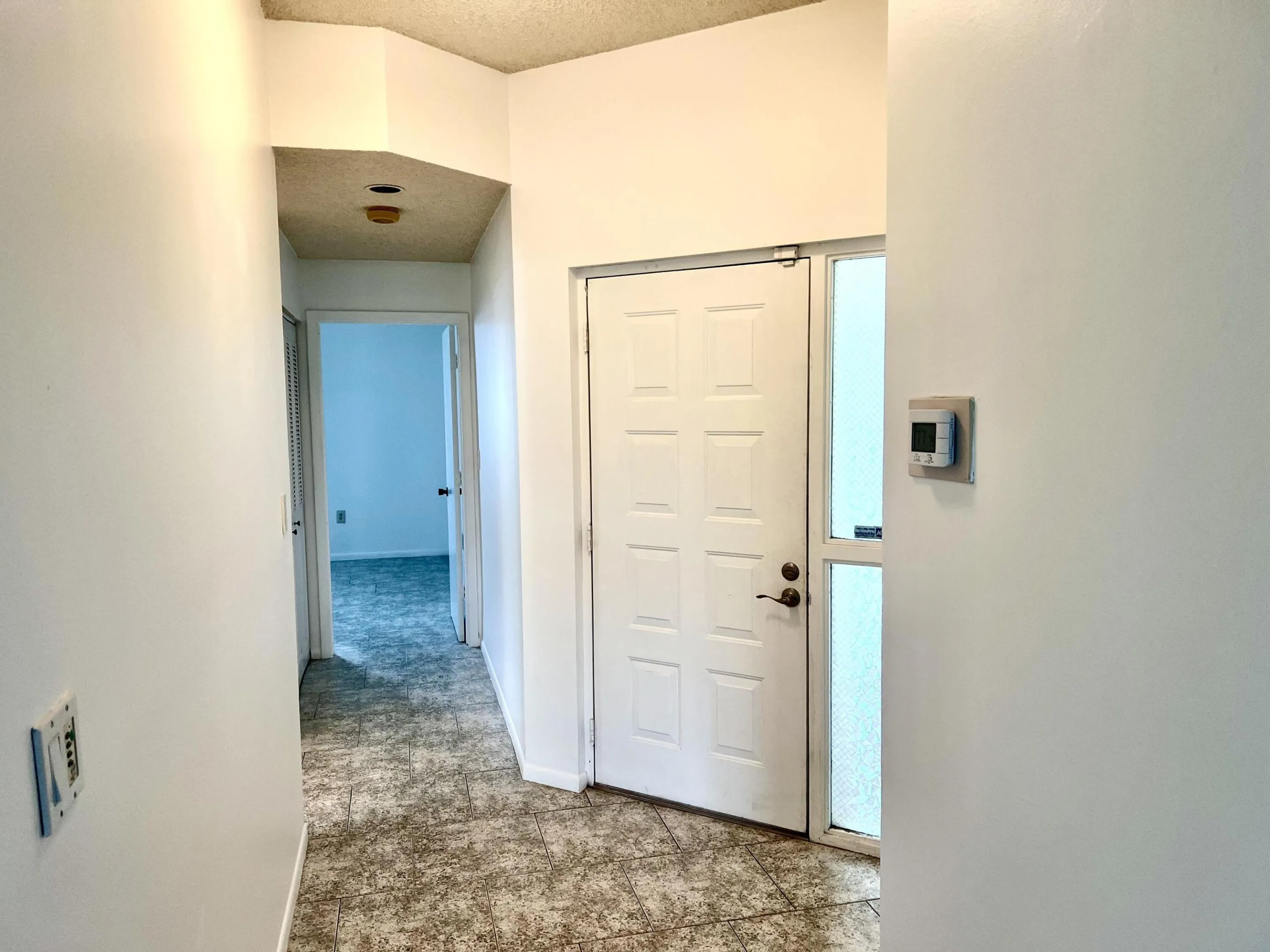 FOYER/ENTRY
