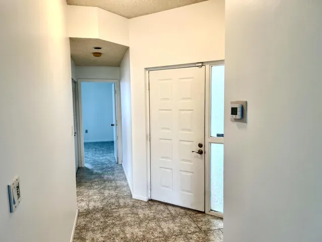 FOYER/ENTRY