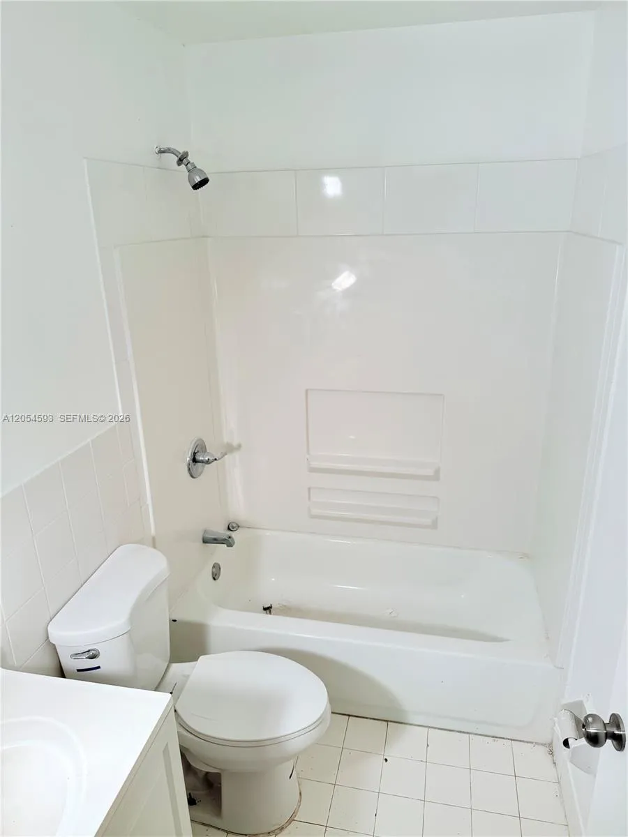 Master bed/ bathroom