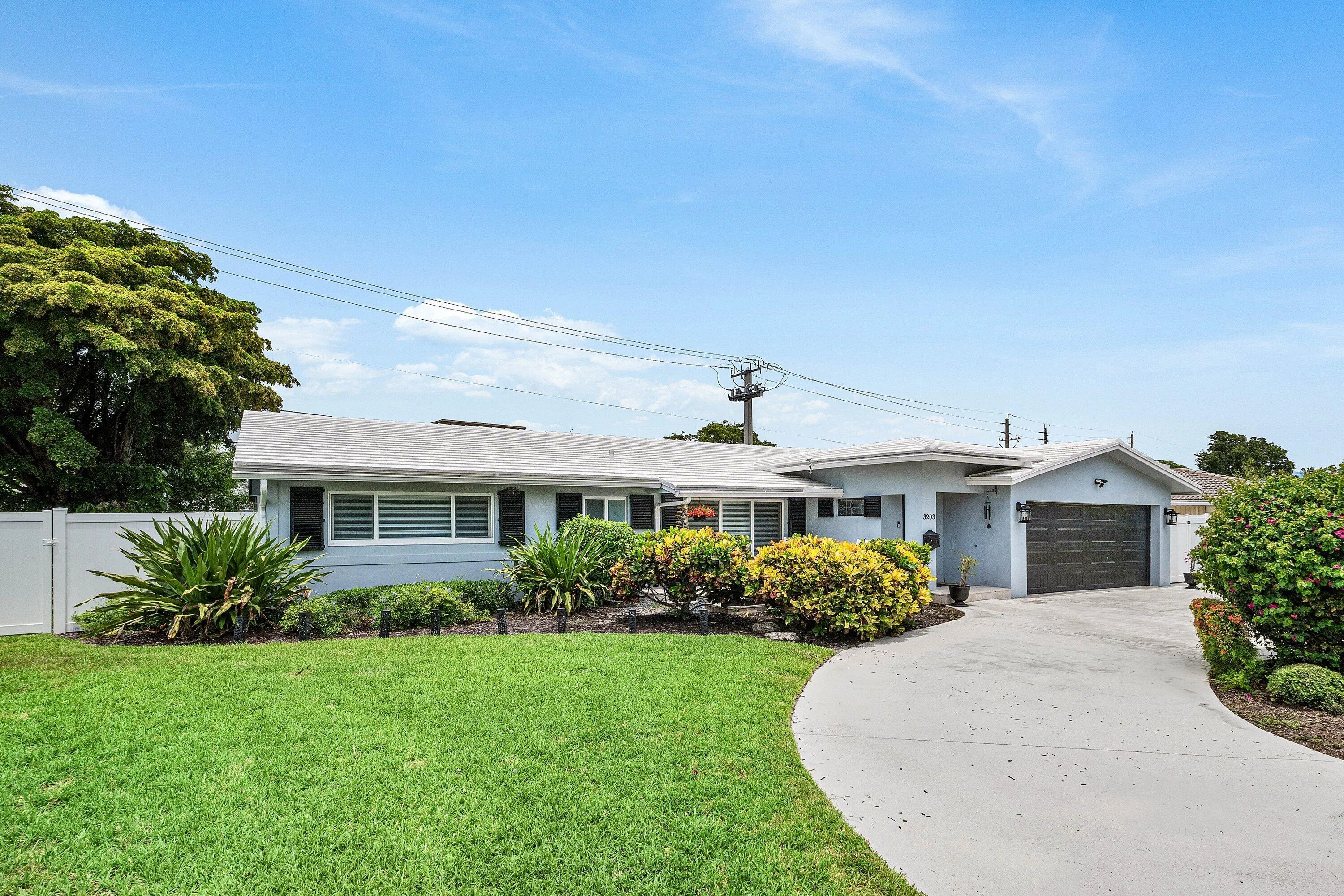 Front of House w circular driveway