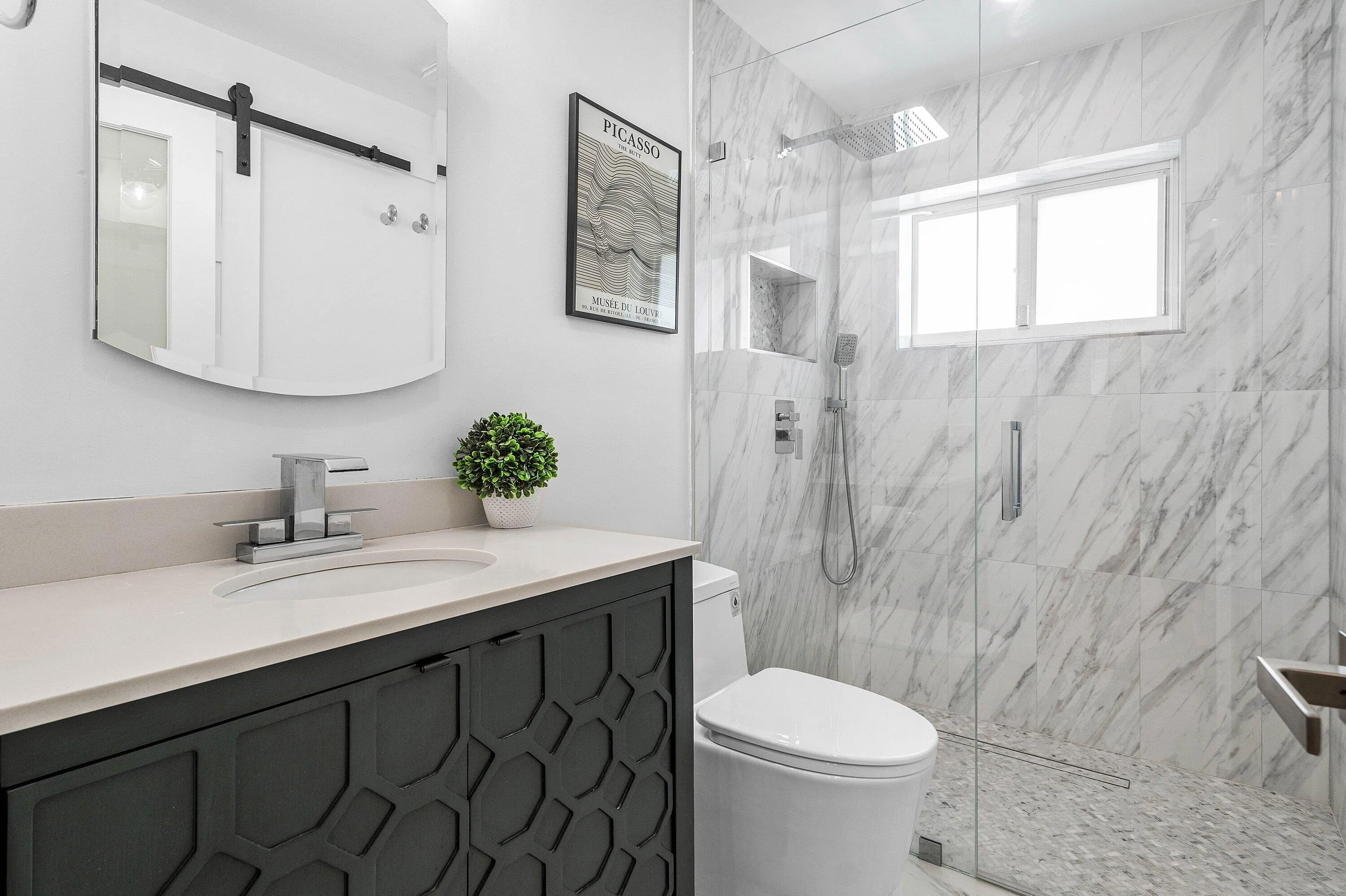 Full guest/ third bathroom