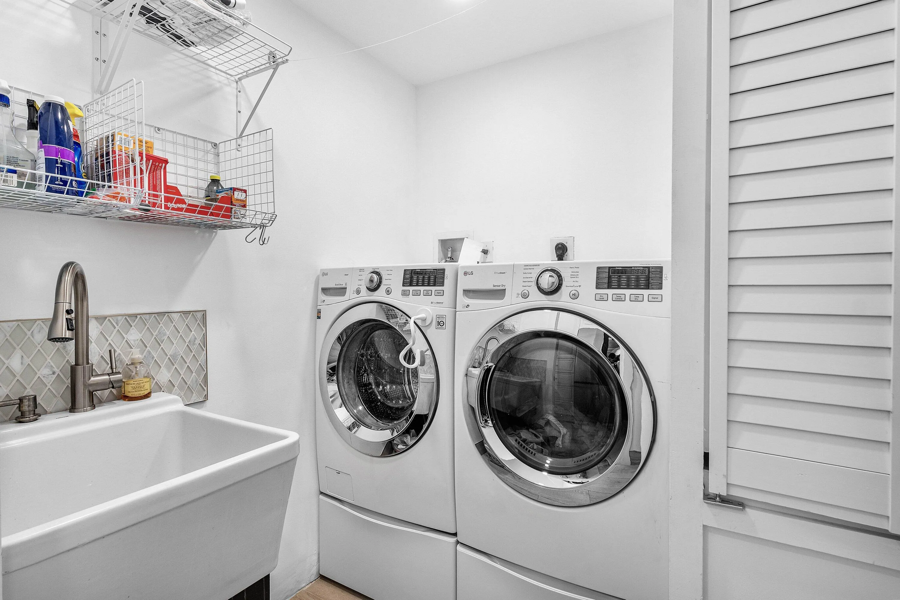 Laundry room w sink