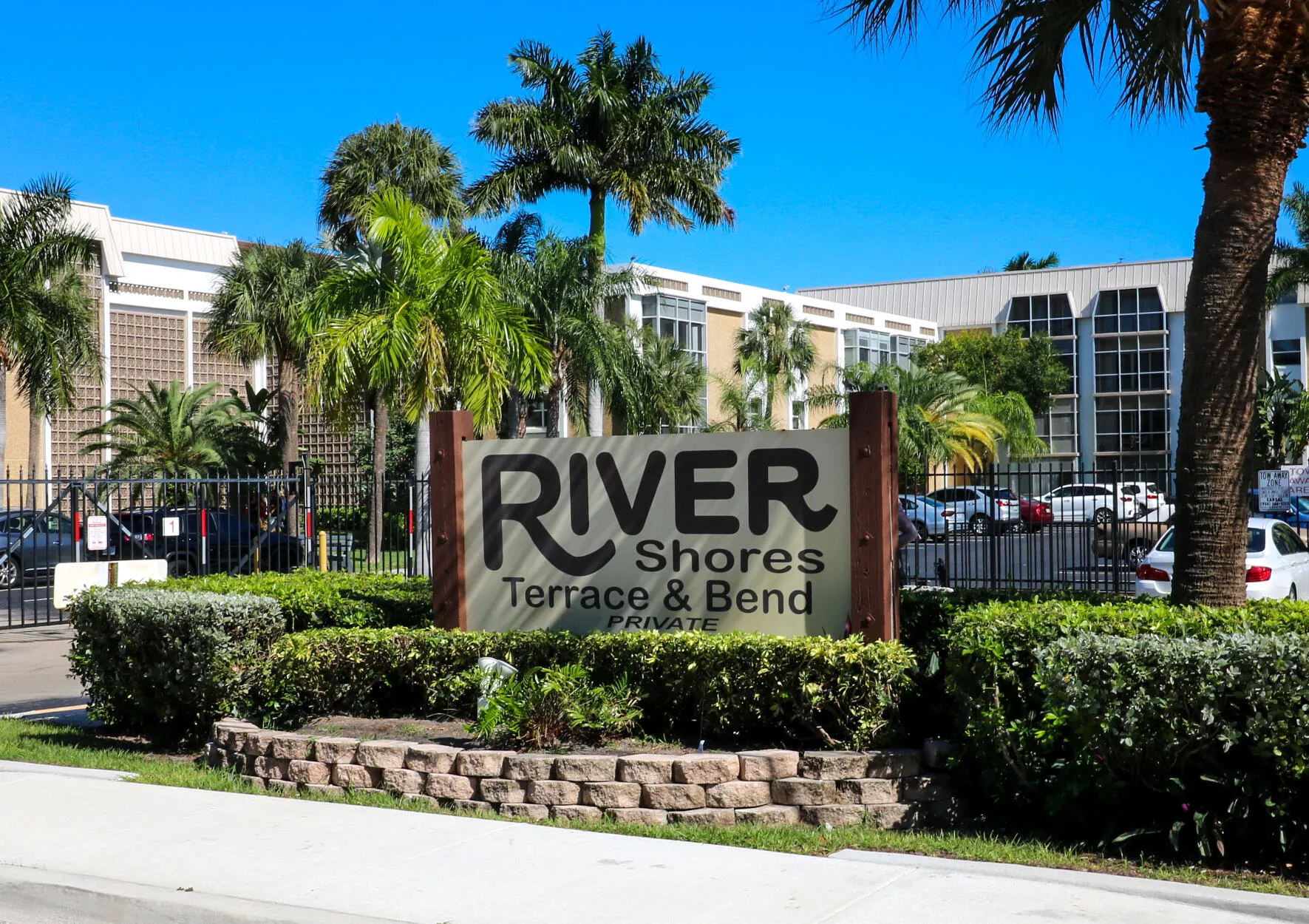 21 River Shores Entry