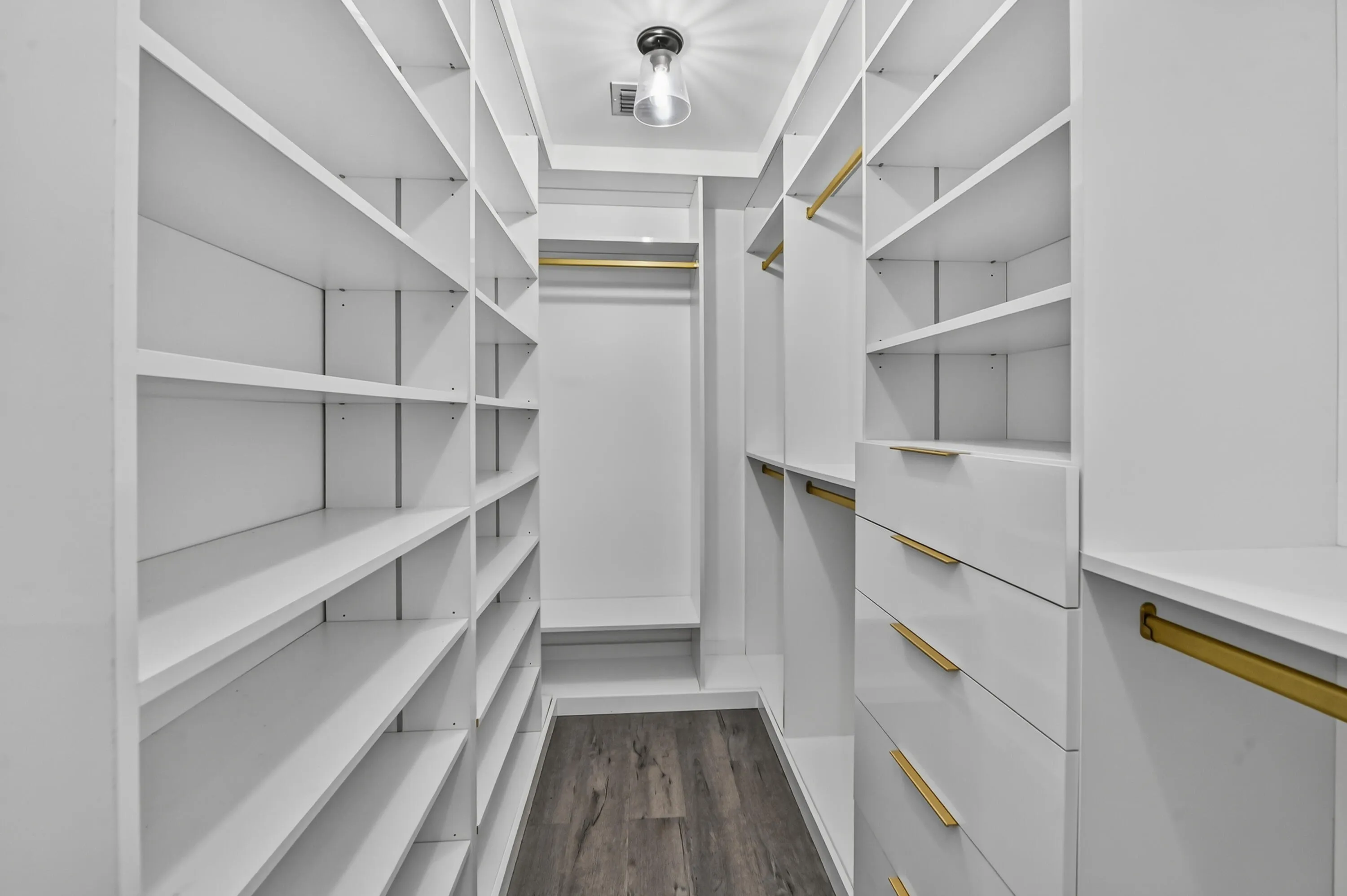 32 Closet 01