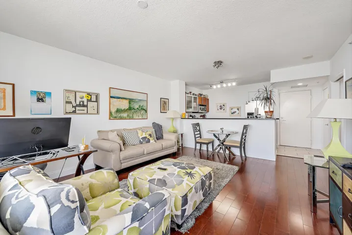 Open and airy living space. (Previous tenant's furniture)