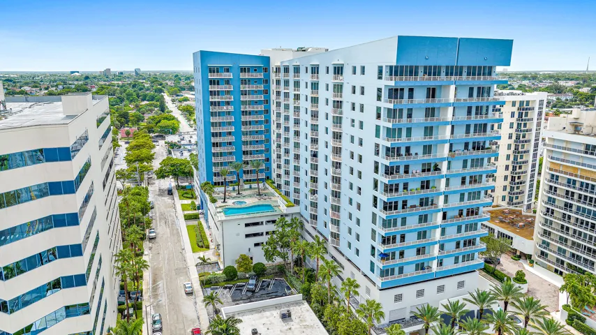 Excellent location on the Intracoastal near downtown West Palm Beach and Palm Beach Island!