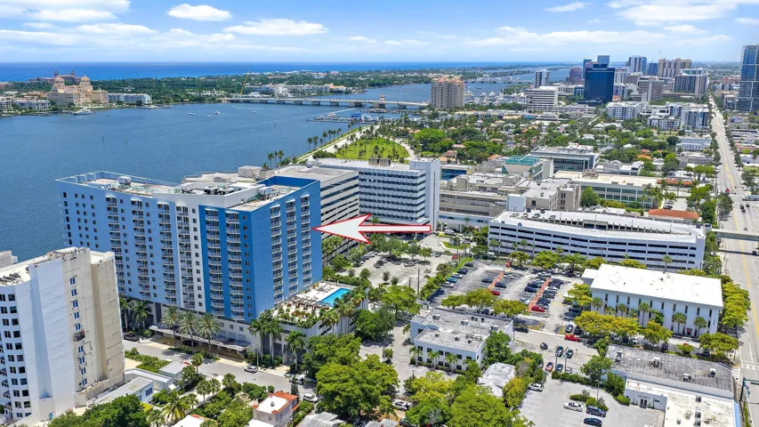 Excellent location on the Intracoastal near downtown West Palm Beach and Palm Beach Island!