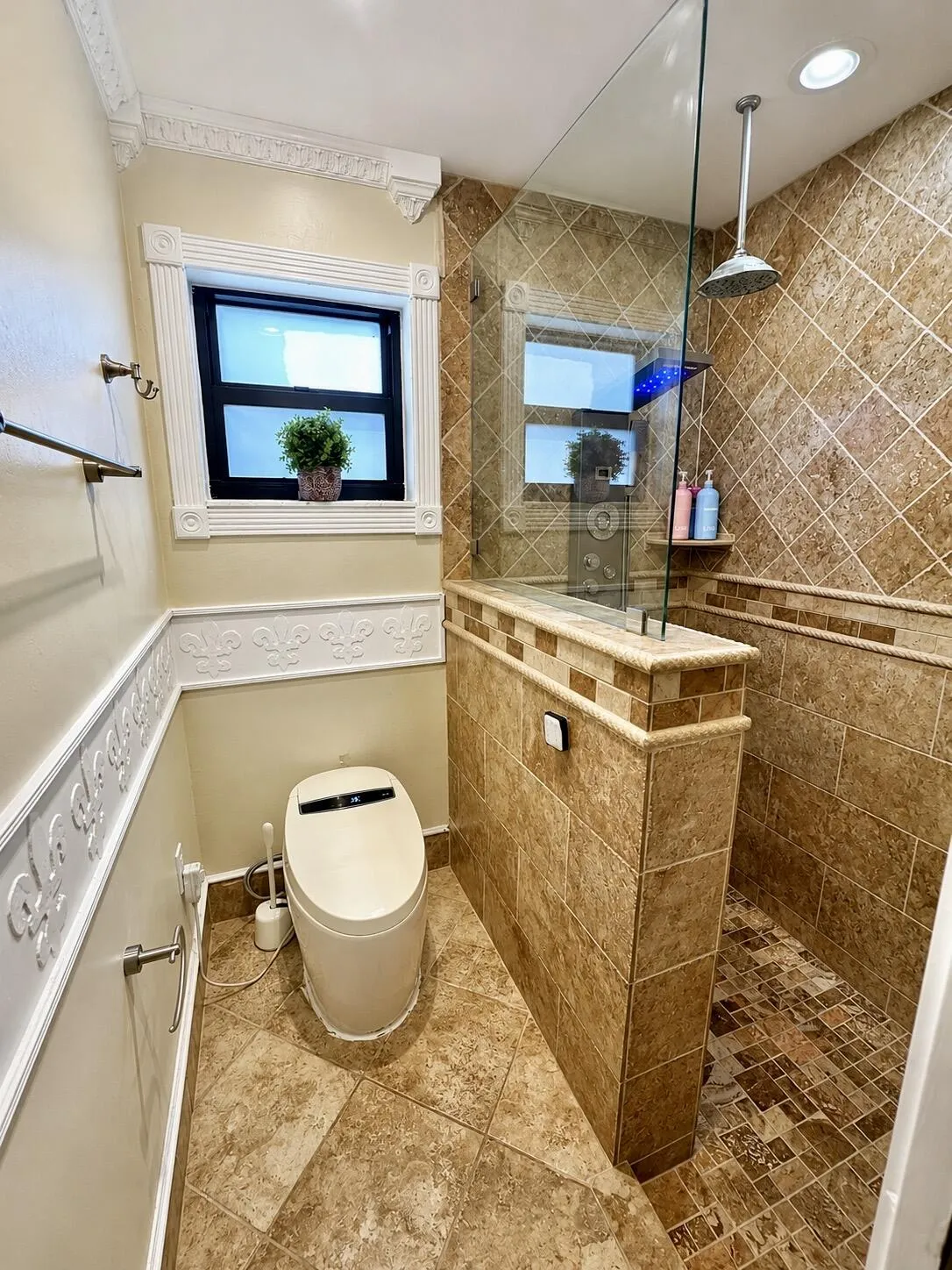 6995 Main Bathroom10