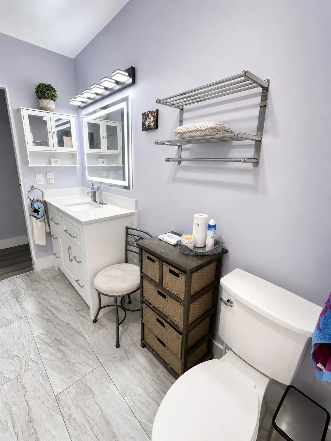 6995 Guest Bathroom : :9