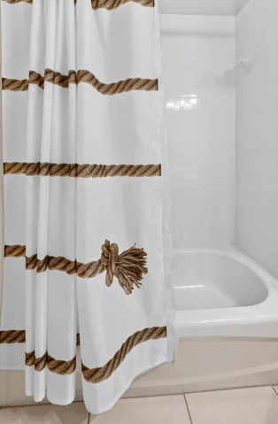 Unit B Shower/Tub Combo