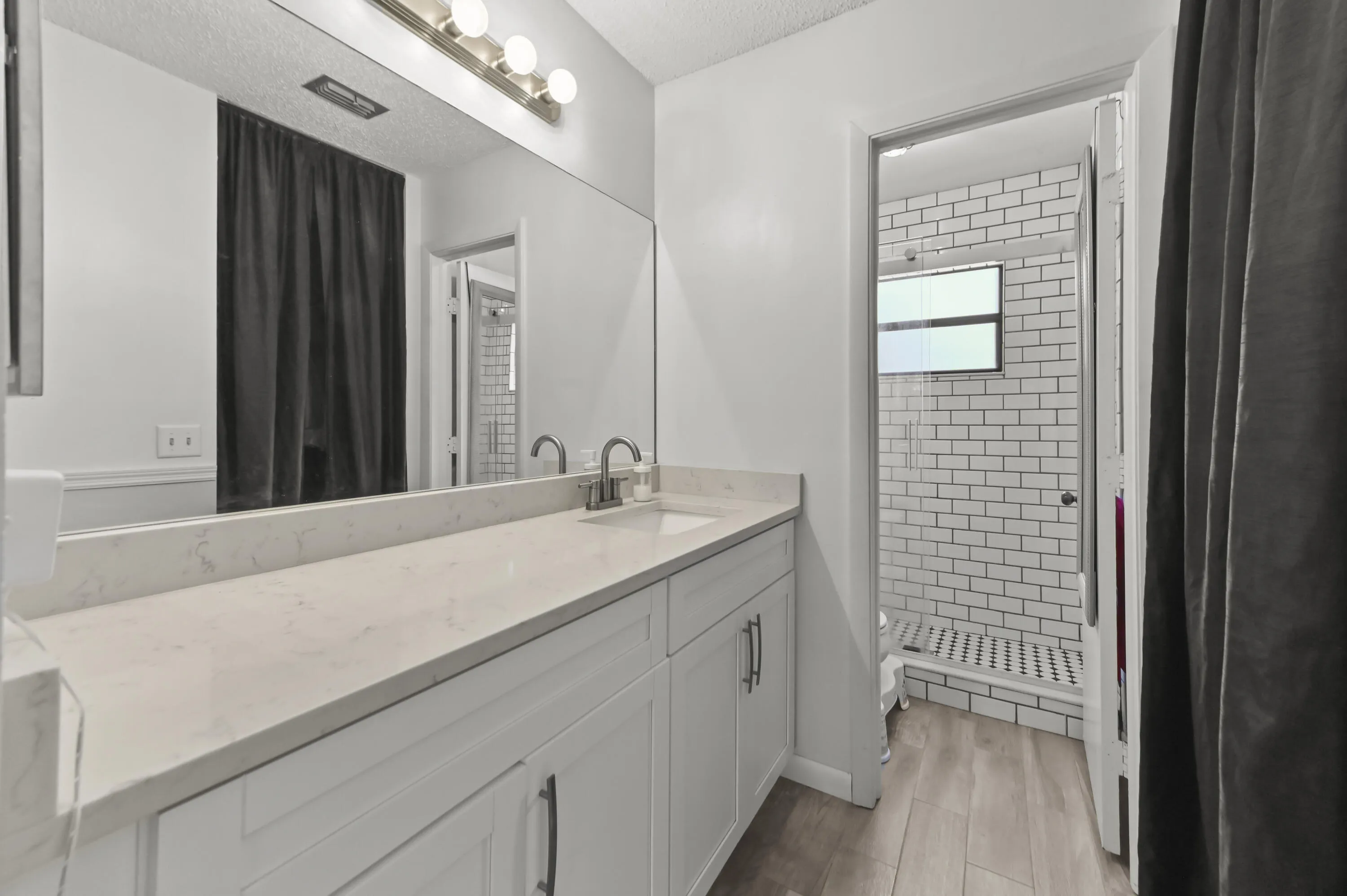 18 Bathroom 02